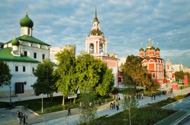 Moskova, Rusya - 25 Eylül 2017: Barbar - Moskova'da tarihi Çin şehir toprakları üzerinde yer alan en eski caddelerinden biri. Sokak boyunca kiliseler.