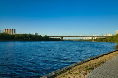 Moskova, Rusya - 10 Mayıs 2018: Brateevsky Park. Rekreasyon ve eğlence, Moskova Nehri köprüden görünümünü yeri