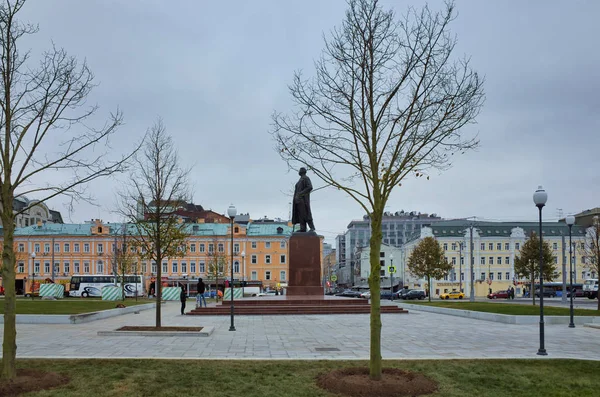 俄罗斯莫斯科 2017年11月4日 白俄罗斯火车站附近的广场和马克西姆 戈尔基纪念碑 — 图库照片