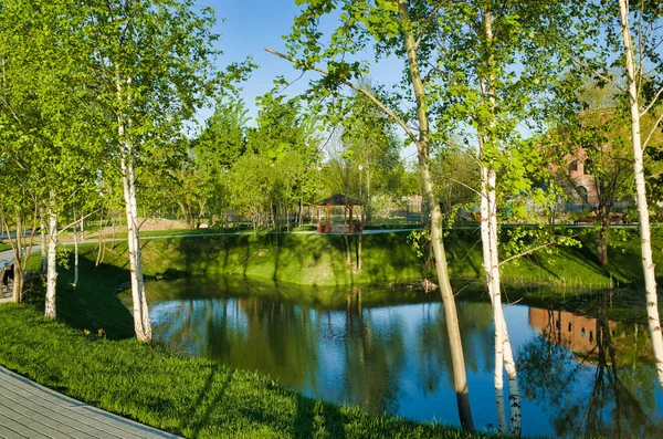 俄罗斯莫斯科 2018年5月10日 布拉特耶夫斯基公园 娱乐和娱乐场所 池塘边的木制凉亭 — 图库照片