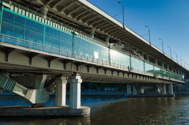 Moskova, Rusya - 23 Eylül 2017: Moskova Nehri dolgu, serçe Hills metro Köprüsü'nün görünümü