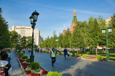 Moskova, Rusya - 25 Eylül 2017: Alexander Bahçe Kremlin, sokakları yürür ve çimenler için