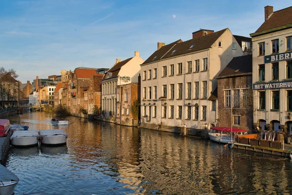 Gent Bélgica Fevereiro 2019 Edifícios Históricos Cidade Junto Canal Água — Fotografia de Stock