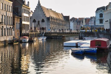 Gent, Belçika - 17 Şubat 2019: Lys ovasına şehir setin. Demirli tekneler, taş köprüler, Gotik binalar