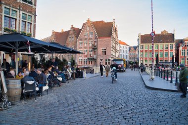 Gent, Belçika - 17 Şubat 2019: Lys ovasına şehir setin. Sokak otlar ve tahıl Street. Restoranda çok sayıda turist