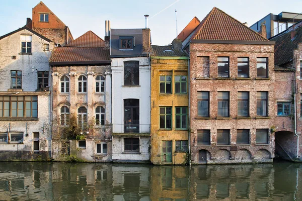 Gent, Belçika - 17 Şubat 2019: Lys nehire yakın inşa edilmiş eski evleri