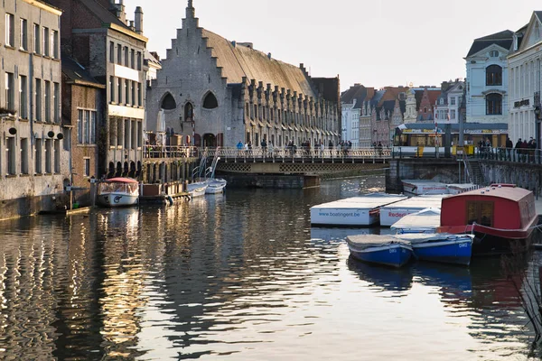 Gent, Belçika - 17 Şubat 2019: Lys ovasına şehir setin. Demirli tekneler, taş köprüler, Gotik binalar