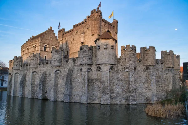 Gent, Belçika - 17 Şubat 2019: Kale sayar, Flanders, XII yüzyıl eski bir güçlü kale. Silah Müzesi