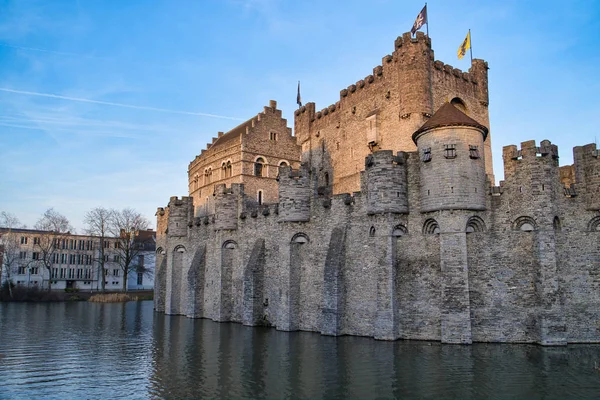 Gent, Belçika - 17 Şubat 2019: Kale sayar, Flanders, XII yüzyıl eski bir güçlü kale. Silah Müzesi