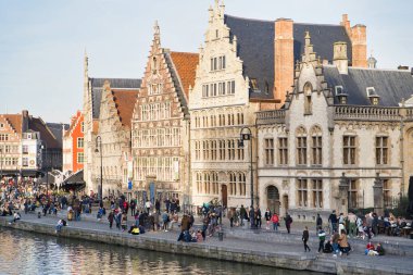 Gent, Belçika - 17 Şubat 2019: Lys ovasına şehir setin. Sokak otlar ve tahıl sokak