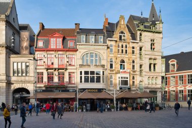 Gent, Belçika - 17 Şubat 2019: yürüyüş Gösterim tarihi binaların, mükemmel mimari tarzı şehrin sokaklarında