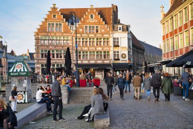 Gent, Belçika - 17 Şubat 2019: yürüyüş şehrin sokaklarında Gösterim tarihi binaların. Tatilcilerin insanlar meydanda