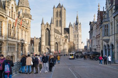 Gent, Belçika - 17 Şubat 2019: şehrin görünümü St. Nicholas Katedrali ile turistler, tarihi sokaklarında