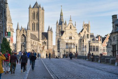 Gent, Belçika - 17 Şubat 2019: şehrin görünümünü St. Bavo Katedrali tarihi sokaklarında