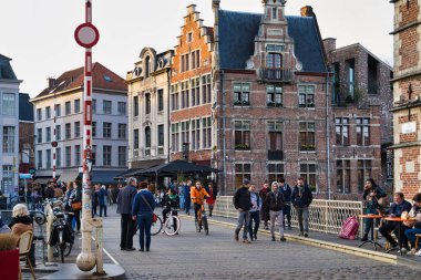 Gent, Belçika - 17 Şubat 2019: yürüyüş Gösterim tarihi binaların, mükemmel mimari tarzı şehrin sokaklarında