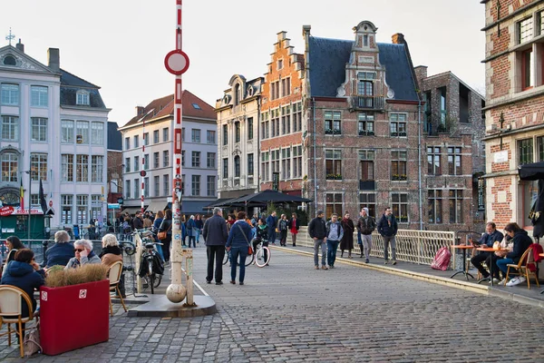 Gent, Belçika - 17 Şubat 2019: yürüyüş Gösterim tarihi binaların, mükemmel mimari tarzı şehrin sokaklarında