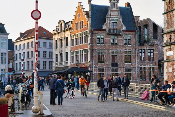 Gent, Belçika - 17 Şubat 2019: yürüyüş Gösterim tarihi binaların, mükemmel mimari tarzı şehrin sokaklarında