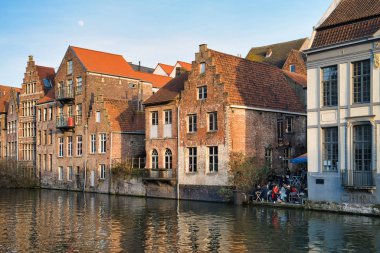 Gent, Belçika - 17 Şubat 2019: eski binalar waterfront kanal. Nehrin yanında Cafe