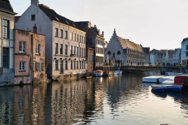 Gent, Belçika - 17 Şubat 2019: şık eski binalar bir su kanalı kıyısında