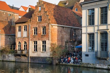 Gent, Belçika - 17 Şubat 2019: eski binalar waterfront kanal. Nehrin yanında Cafe