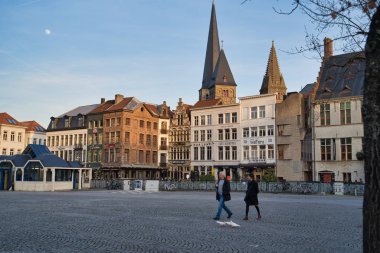 Gent, Belçika - 17 Şubat 2019: Cuma Pazar Meydanı. Çevredeki evlerin ortaçağ mimarisi