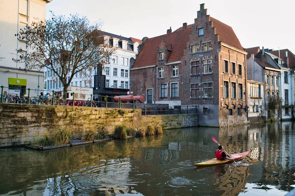 Gent Bélgica Fevereiro 2019 Kayaker Rio Lys Vista Aterro Cidade — Fotografia de Stock