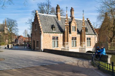Bruges, Belçika - 17 Şubat 2019: ortaçağ mimarisi kırmızı tuğla bina. Sashuis