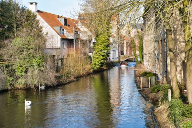 Bruges, Belçika - 17 Şubat 2019: kentsel su kanal kıyısında konut binalar