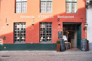 Bruges, Belçika - 17 Şubat 2019: Vivaldi Restoran popüler şehir sokak üzerinde bir evde.