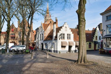 Bruges, Belçika - 17 Şubat 2019: şık kentsel binalarda şehrin merkezi caddelerinden biri