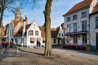 Bruges, Belçika - 17 Şubat 2019: Walplein kent muhteşem evleri, ortaçağ mimarisi