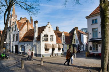 Bruges, Belçika - 17 Şubat 2019: Walplein kent muhteşem evleri, ortaçağ mimarisi