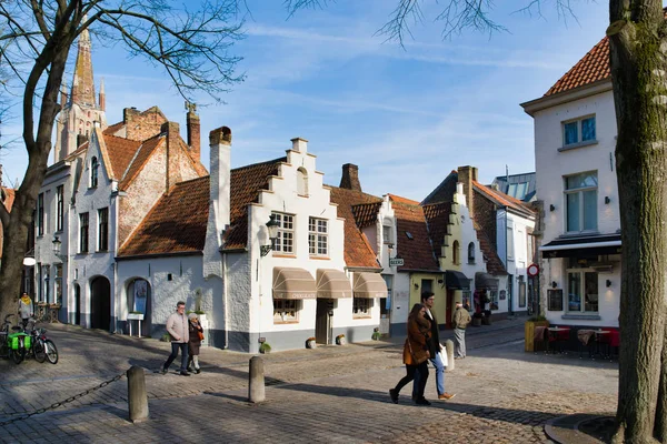 Bruges, Belçika - 17 Şubat 2019: Walplein kent muhteşem evleri, ortaçağ mimarisi