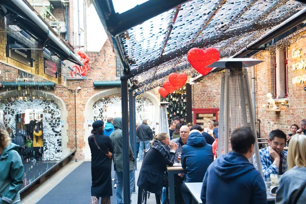 Brygge Belgien Februari 2019 Café Med Installation Lysande Hjärtan — Stockfoto