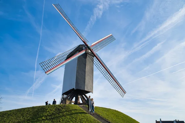 Bruges Belgien Februar 2019 Alte Mühle Auf Einem Grünen Grashügel — Stockfoto