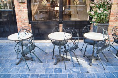 Bruges, Belçika - 17 Şubat 2019: yığın metal sandalye ve masa kapalı bir kafede