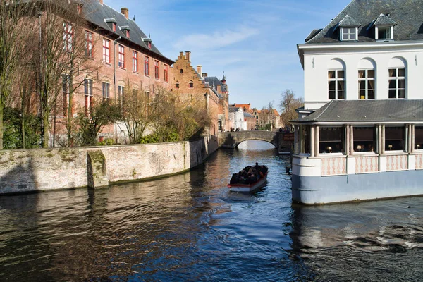 Bruges Bélgica Fevereiro 2019 Barco Com Turistas Canal Água Dijver — Fotografia de Stock