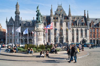 Bruges, Belçika - 17 Şubat 2019: Jan Breudel ve Peter de Connick Grote Markt, anıt. Popüler turizm
