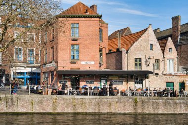 Bruges, Belçika - 17 Şubat 2019: ağaç kanal kıyısında ortaçağ mimarisi bina