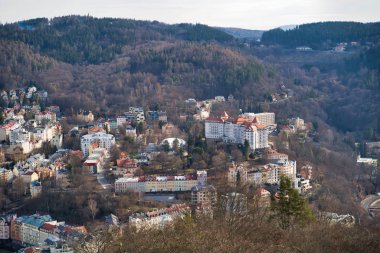 Karlovy Vary, Çek Cumhuriyeti - 04 Mart 2019: ufukta şehir ve dağ havadan görünümü