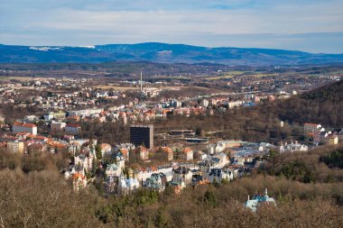 Karlovy Vary, Çek Cumhuriyeti - 04 Mart 2019: ufukta şehir ve dağ havadan görünümü