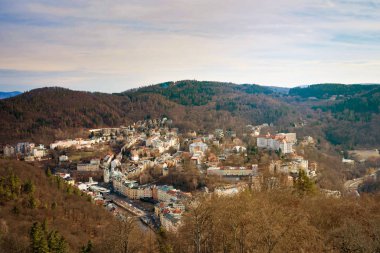 Karlovy Vary, Çek Cumhuriyeti - 04 Mart 2019: Dağ ve şehir en baştan görüntülemek