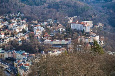 Karlovy Vary, Çek Cumhuriyeti - 04 Mart 2019: ufukta şehir ve dağ havadan görünümü