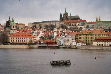 Prague, Çek Cumhuriyeti - 04 Mart 2019: Old Town - Prag tarihi bölgesinde Vltava sağ kıyısında Prag 1 alanında. Tekne