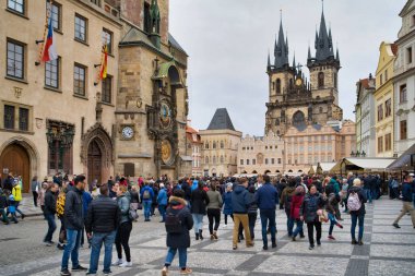 Belediye Binası ve Tyn Kilisesi (Church of Our Lady Tyn önce eski şehir Meydanı - popüler binaların görünümünü Prag, Çek Cumhuriyeti - 04 Mart 2019:)