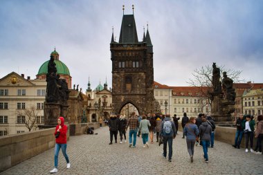 Prague, Çek Cumhuriyeti - 04 Mart 2019: Charles Köprüsü (Karluv çoğu) ve daha az şehir Kulesi