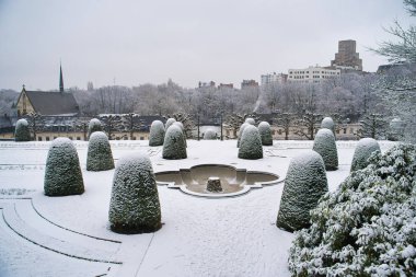 Brussels, Belçika - 30 Ocak 2019: Bahçe, Cumbre Abbey (Jardins de l'Abbaye de la Cambre). Park yeşil sokakları ve teraslar, kar ile Fransız klasik tarzı