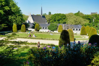 Brussels, Belçika - 6 Mayıs 2018: Bahçe, Cumbre Abbey (Jardins de l'Abbaye de la Cambre). Park yeşil sokakları ve teraslar ile Fransız klasik tarzı