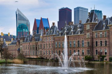 Den Haag, Hollanda - 15 Nisan 2018: Binnenhof Palace - Hollandalı Parlament Lahey