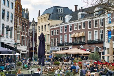 Den Haag, Hollanda - 15 Nisan 2018: kafelerde Şehir Meydanı, park edilmiş bisiklet, tarihi binalar